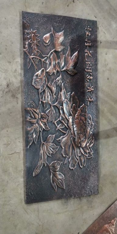 牡丹花開銅浮雕，手工鍛打銅花朵雕塑